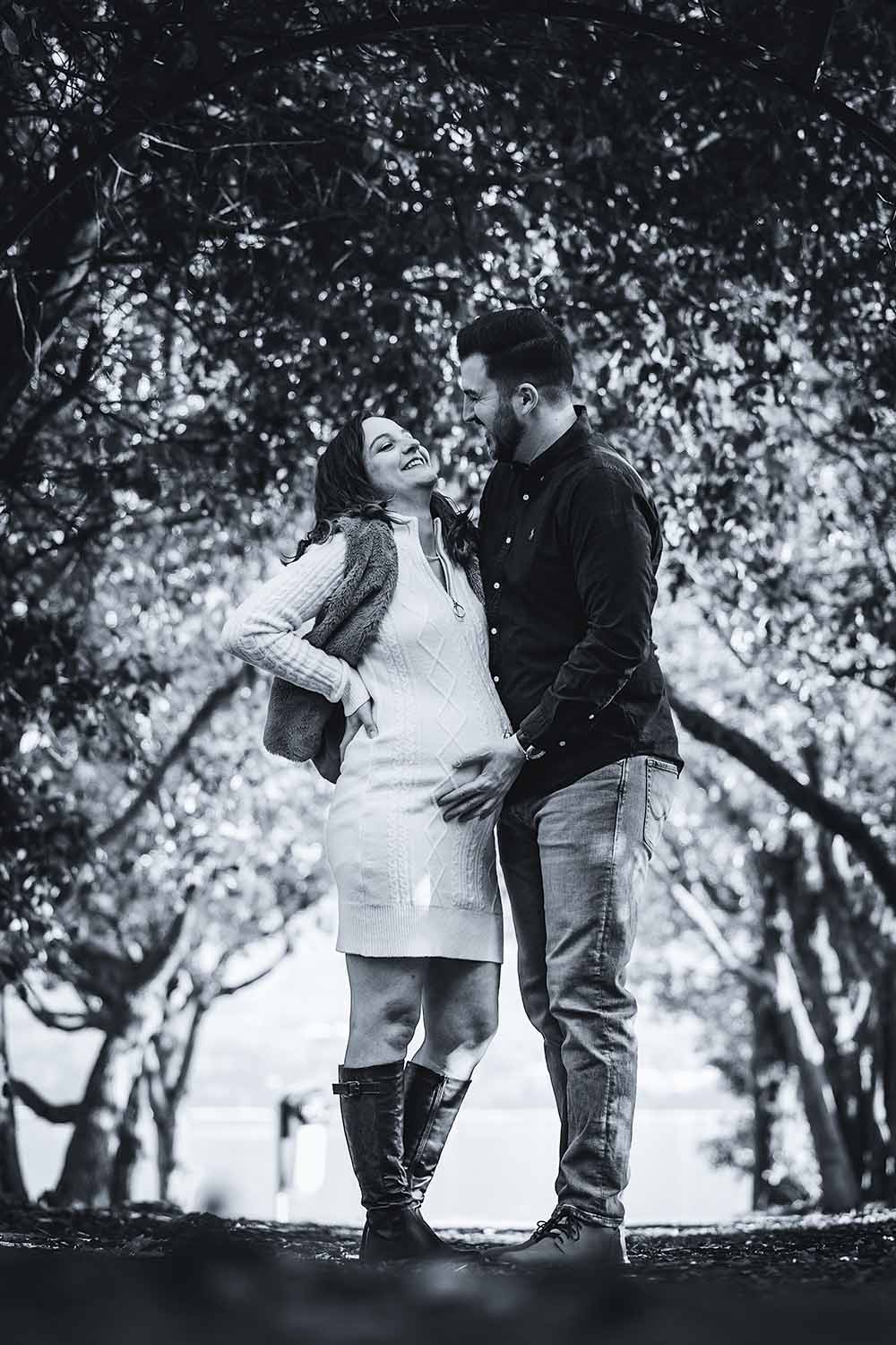 Portrait noir et blanc de Christophe et Laura pendant la séance grossesse