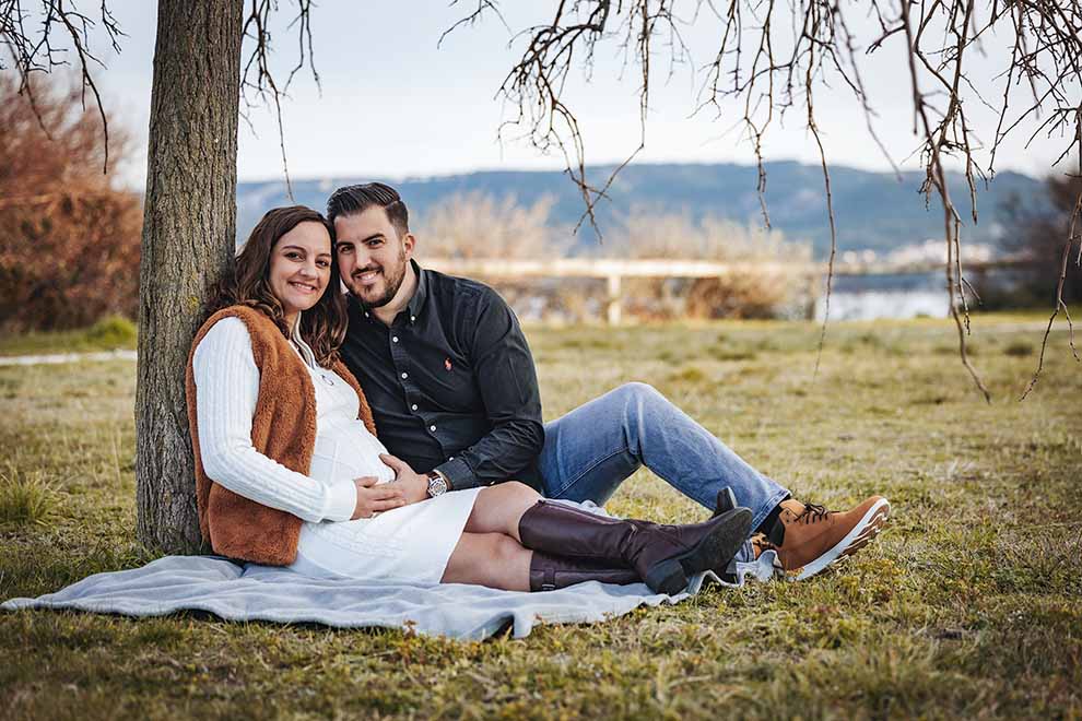 Christophe et Laura assis pendant leur séance photo grossesse