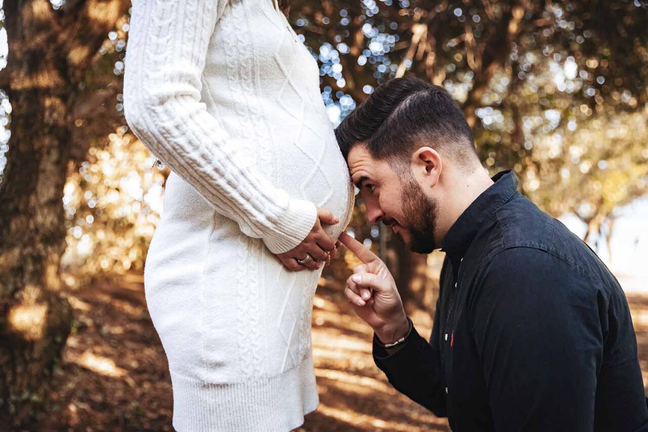 Photographe grossesse Martigues : futur papa pointant doucement le ventre