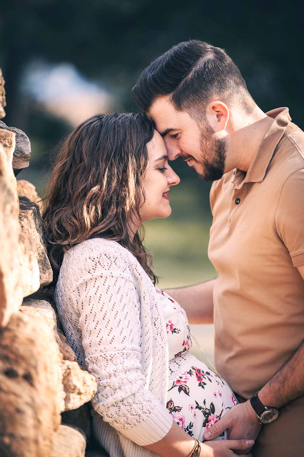 Instant de couple pendant une séance photo grossesse