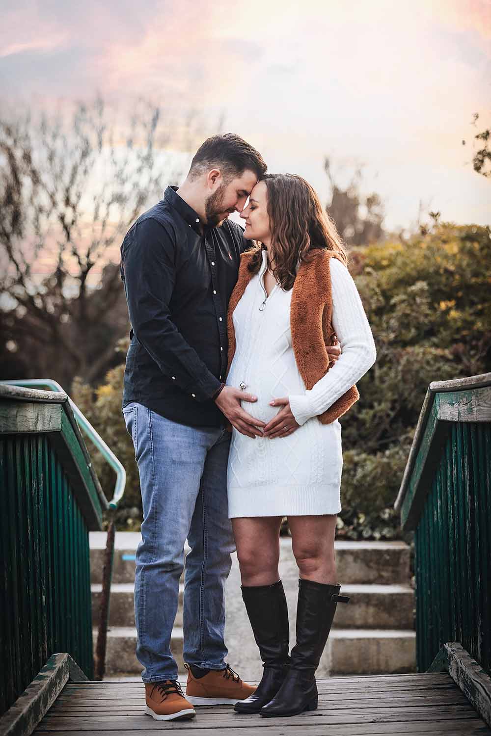 Photographe grossesse Martigues – portrait de couple au coucher du soleil Photographe grossesse Martigues : couple sur des marches avec lumière de fin de journée