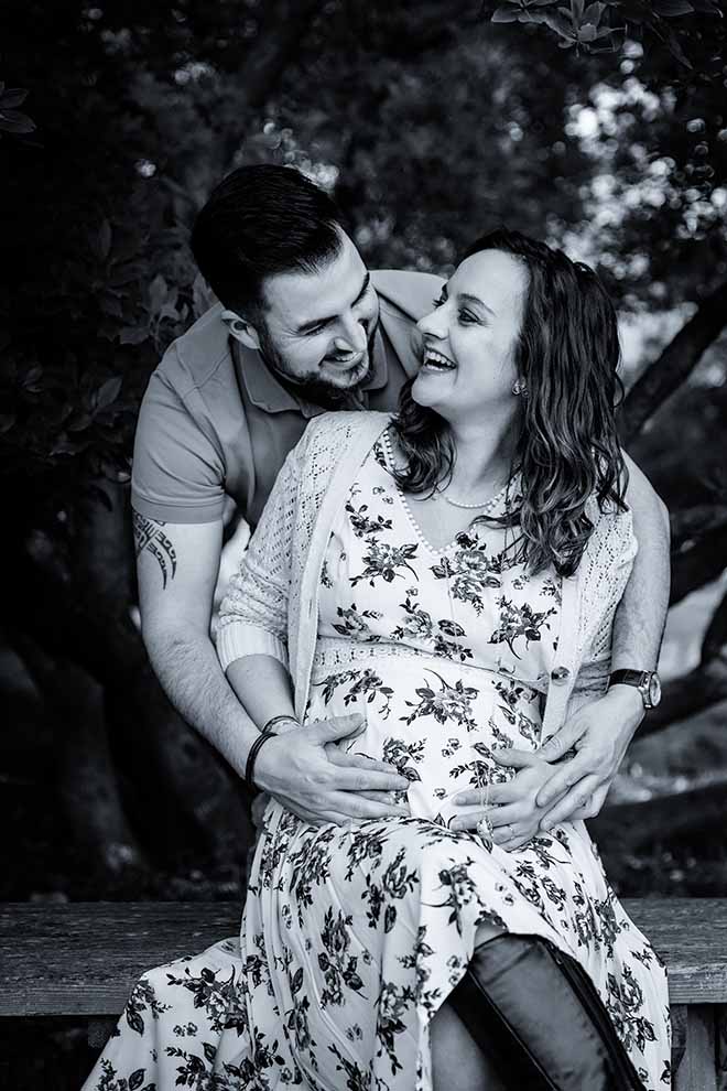 Portrait naturel de Christophe et Laura pendant leur séance grossesse à Martigues