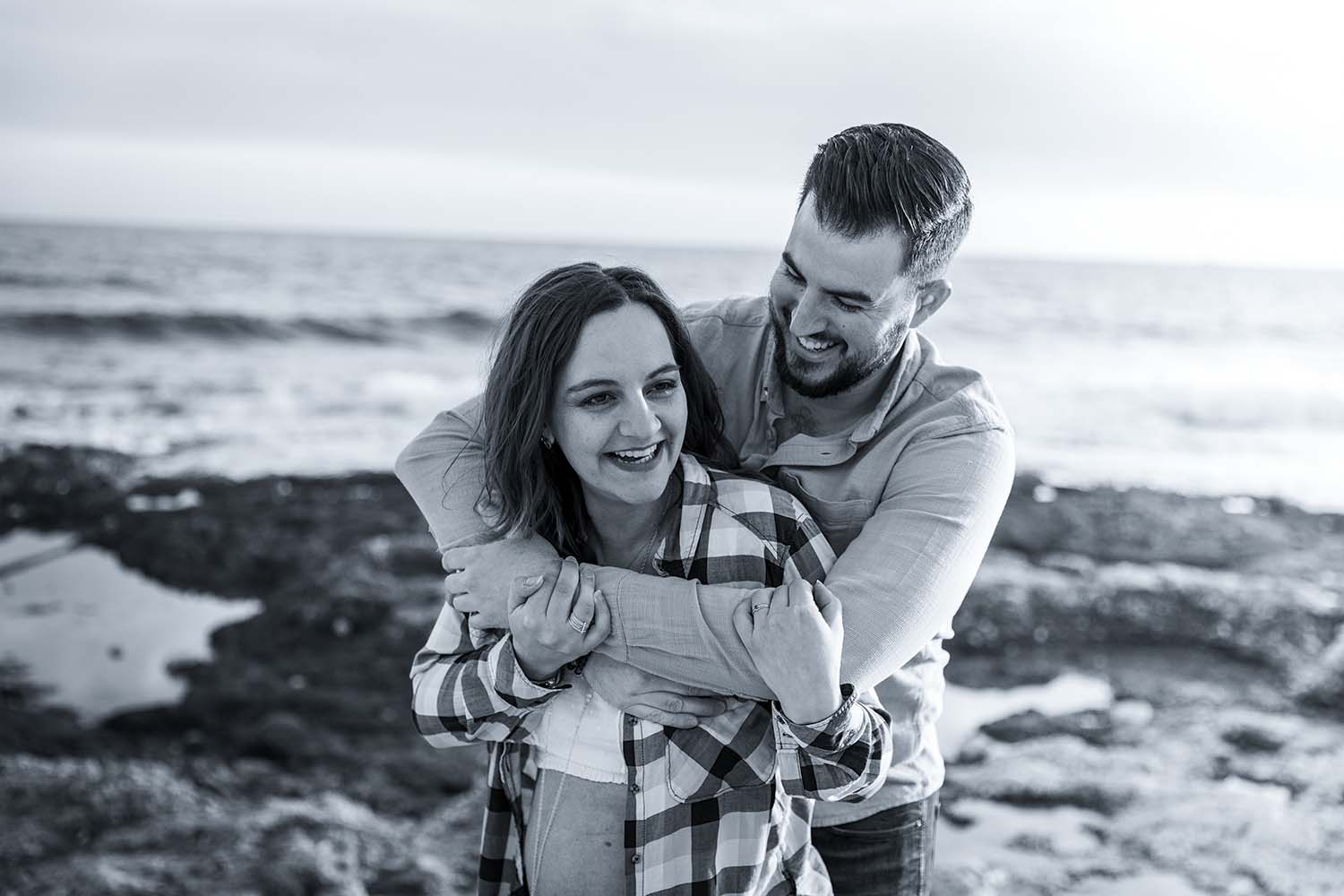 Portrait noir et blanc de Christophe et Laura en bord de mer