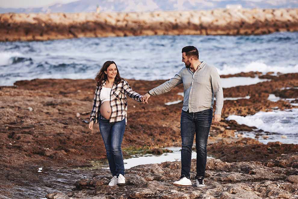 Séance photo grossesse de Christophe et Laura en bord de mer à Sausset-les-Pins