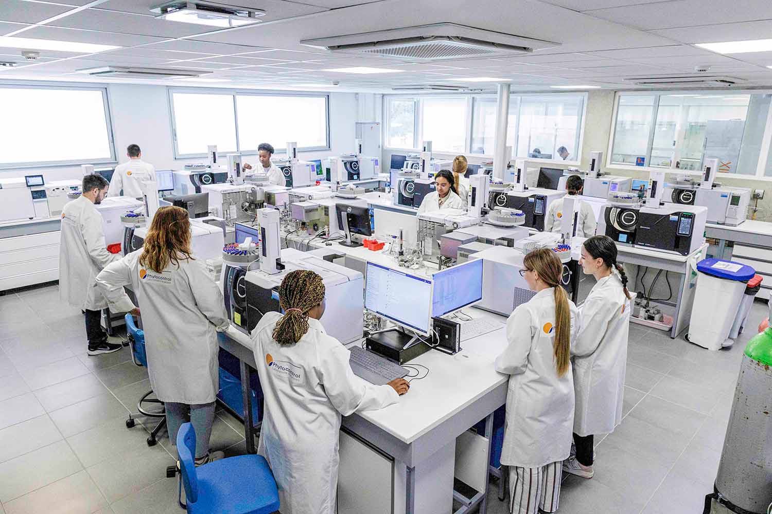 Équipe en activité sur un plateau analytique professionnel