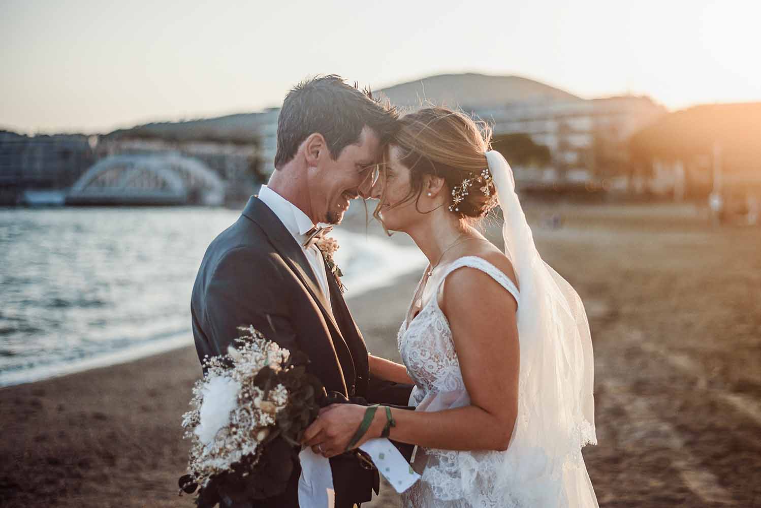 Vidéaste de Mariage Aix-en-Provence 21 Portrait de mariés en lumière de fin de journée