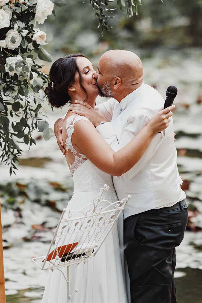 Portfolio mariage à Aix-en-Provence 7 Premier baiser pendant la cérémonie