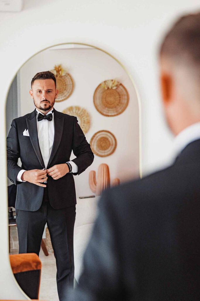 Portfolio mariage à Aix-en-Provence 2 Préparatifs du marié devant le miroir