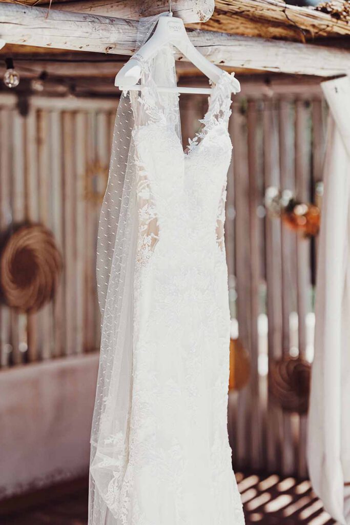 Portfolio mariage à Aix-en-Provence 1 Robe de mariée suspendue avant la cérémonie