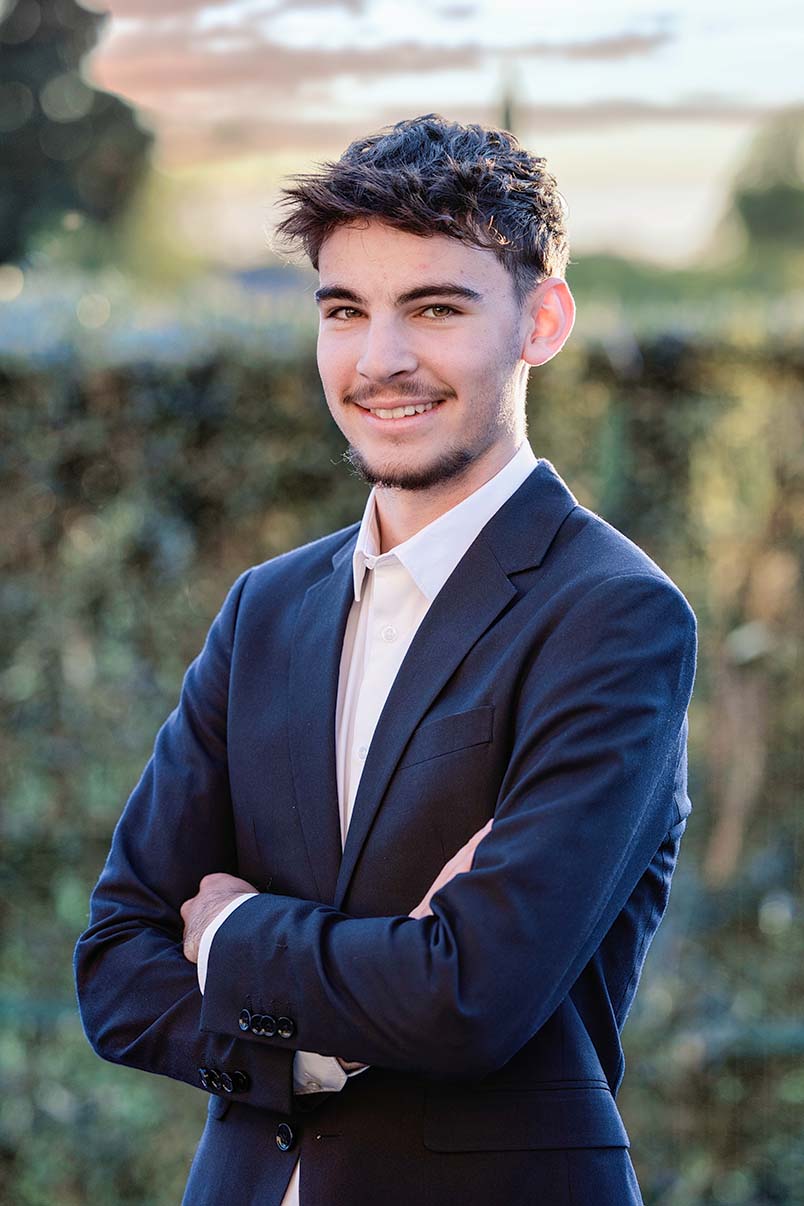 Portrait professionnel en extérieur pour profil LinkedIn