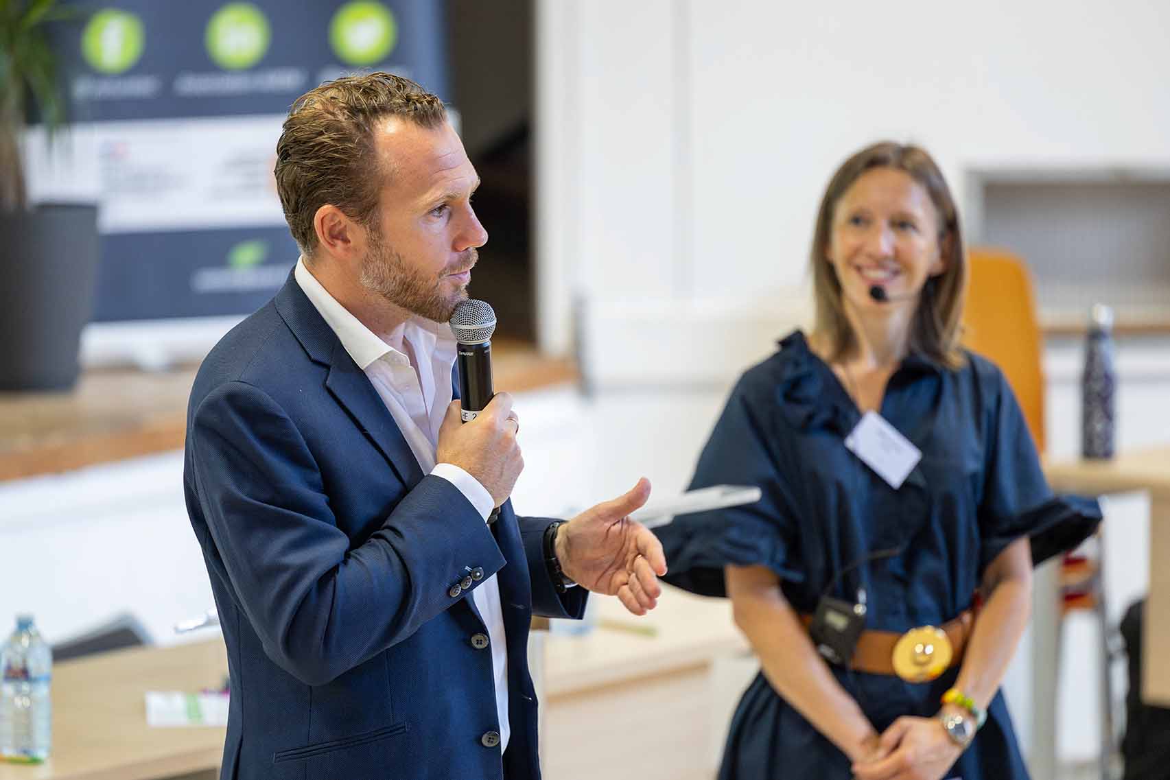 Prise de parole au micro pendant les Assises de l’Électro-Mobilité 2025
