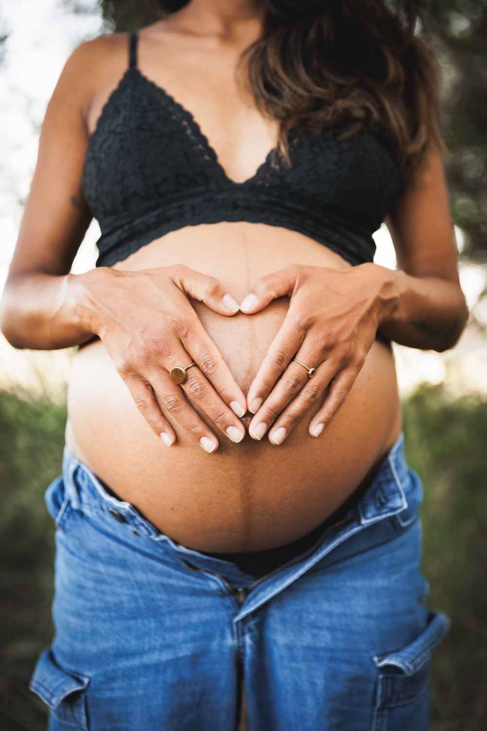 Gros plan sur le ventre d’une femme enceinte pendant une séance grossesse