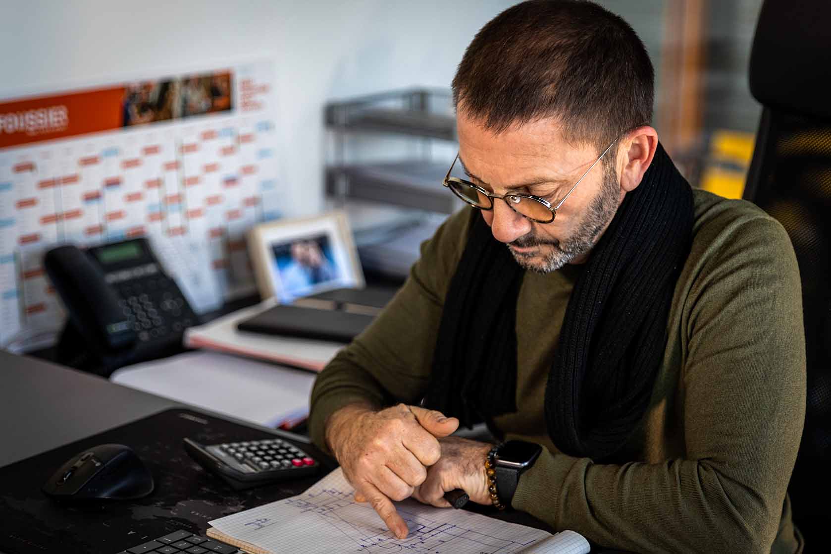 Collaborateur ICM-ITA consultant un plan en bureau