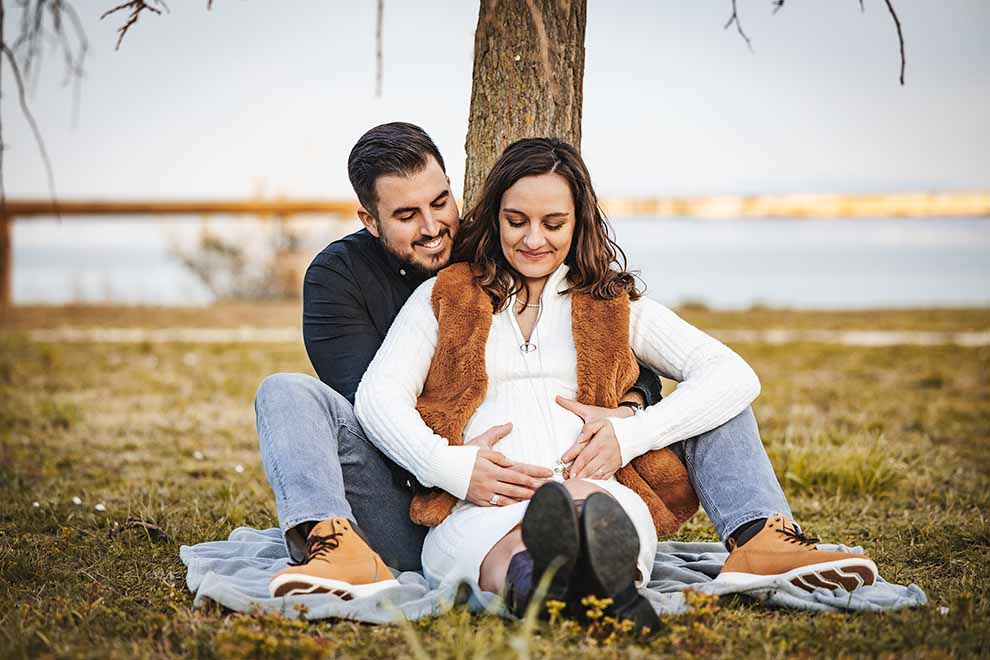 Future maman photographiée dans une ambiance douce