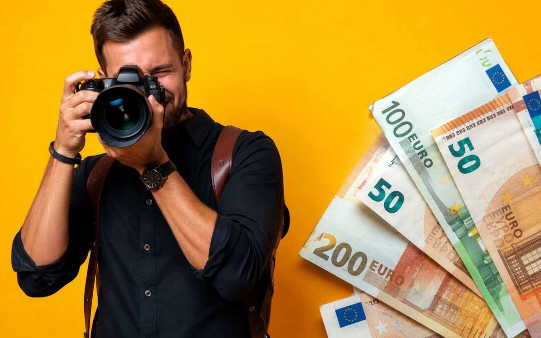 Photographe de mariage avec un appareil photo et des billets en euros pour illustrer les prix d’un reportage mariage