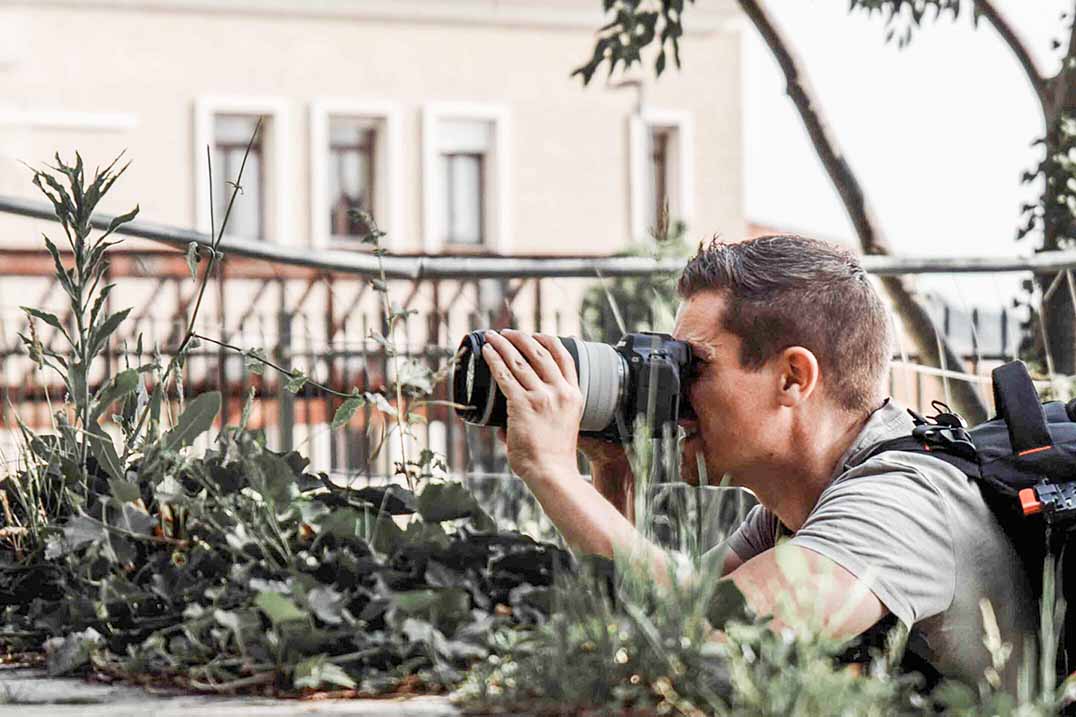 Photographe de mariage en action pendant une cérémonie en Provence
