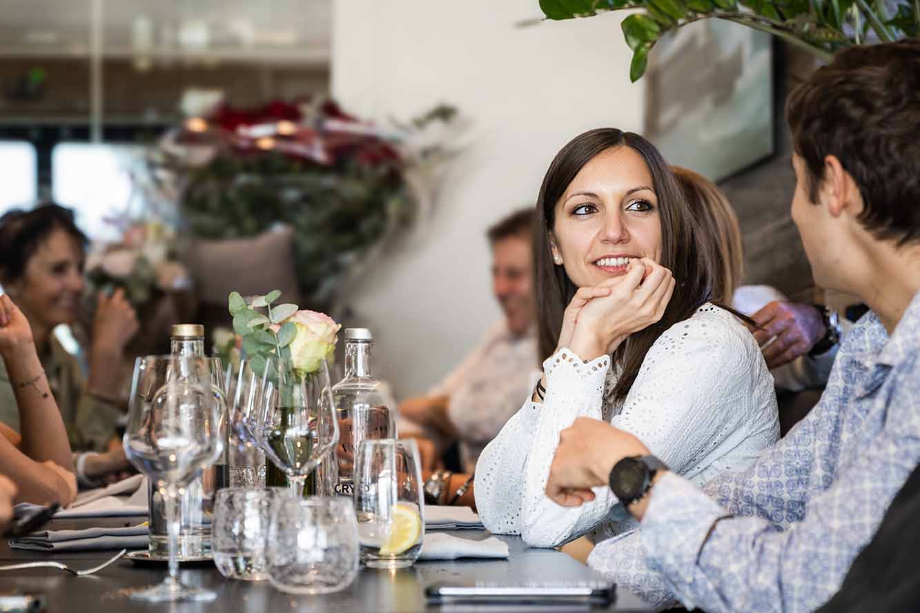 Invités échangeant autour d’une table pendant une célébration privée