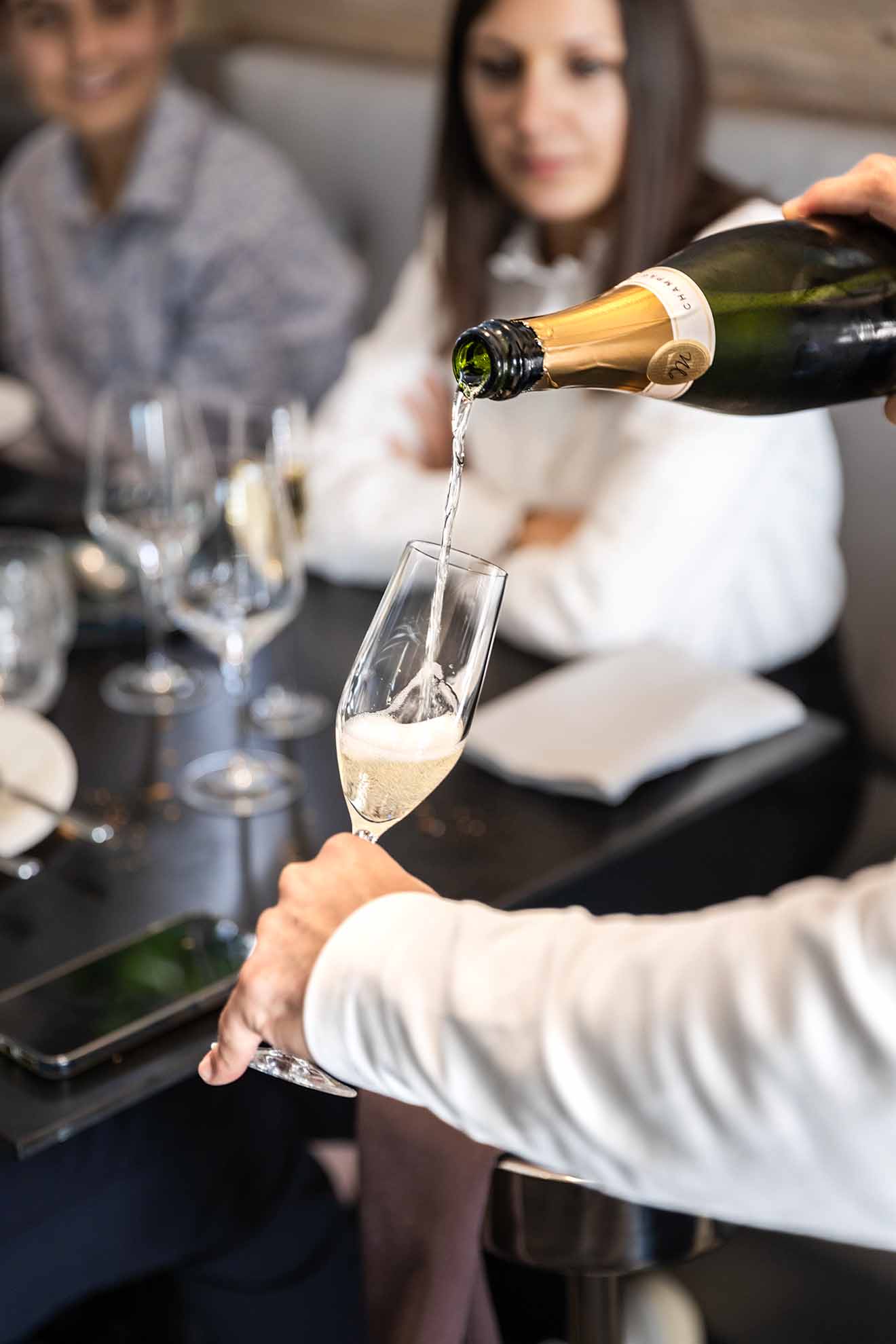 Ambiance de réception privée avec invités réunis autour d’une table