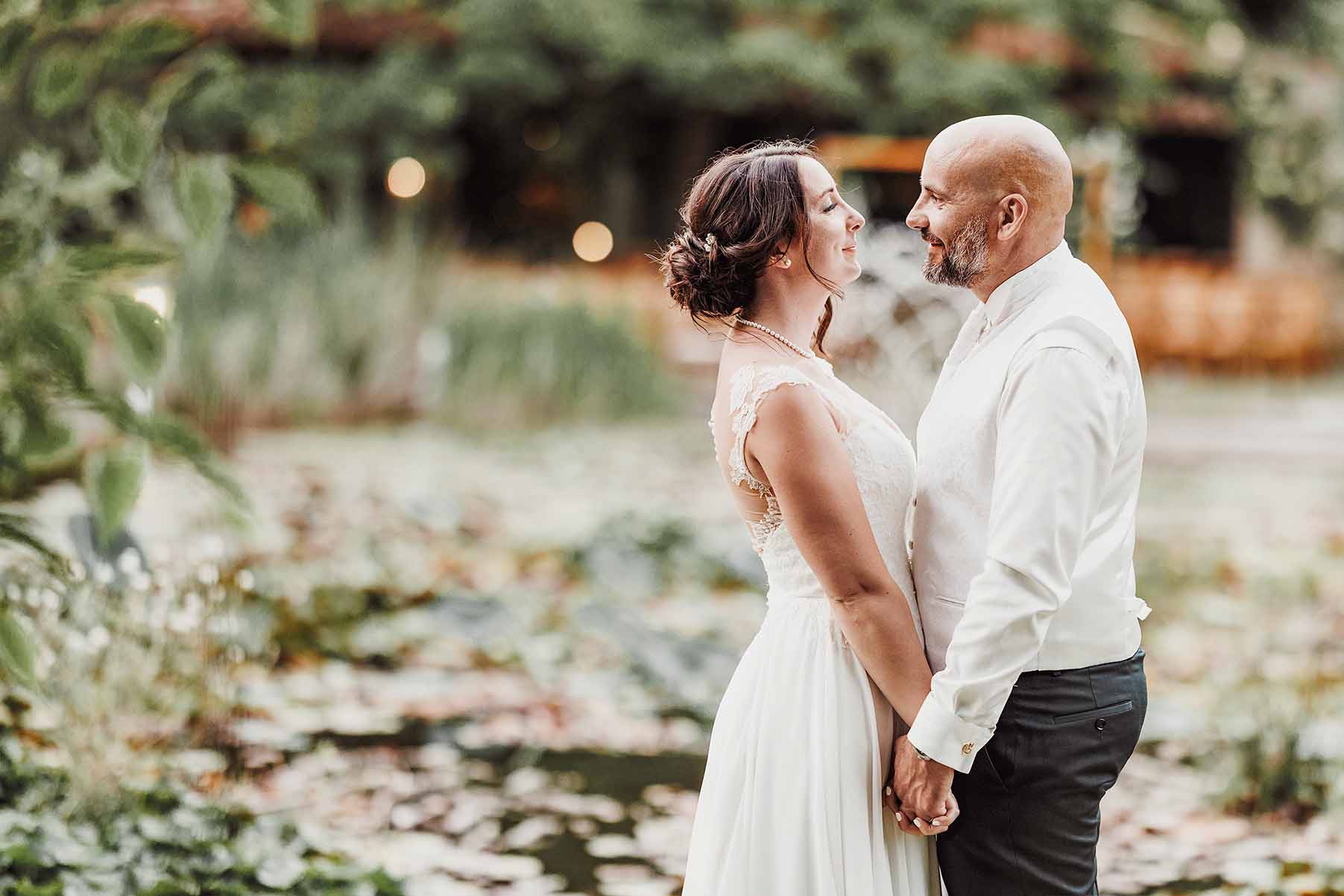 Couple de mariés photographié pendant un reportage de mariage