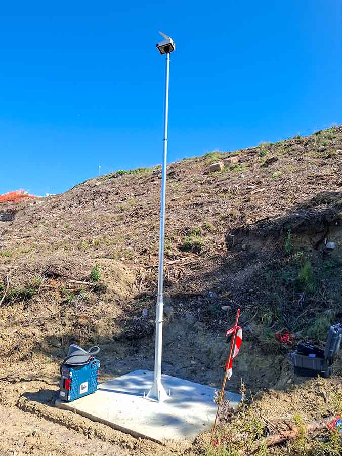 Caméra timelapse extérieure installée sur un mât de cinq mètres